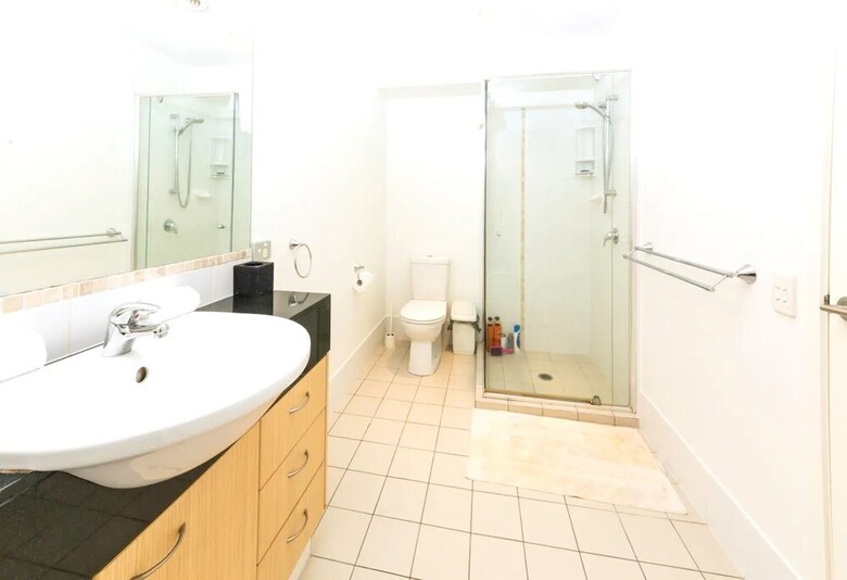 Luxurious 3 Bedroom Home In Indooroopilly Close To Cbd