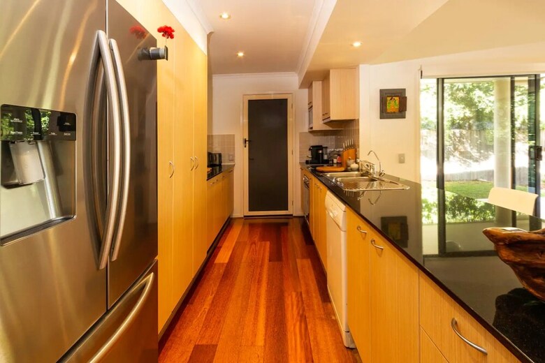 Luxurious 3 Bedroom Home In Indooroopilly Close To Cbd