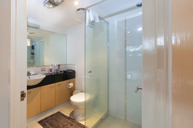 Luxurious 3 Bedroom Home In Indooroopilly Close To Cbd