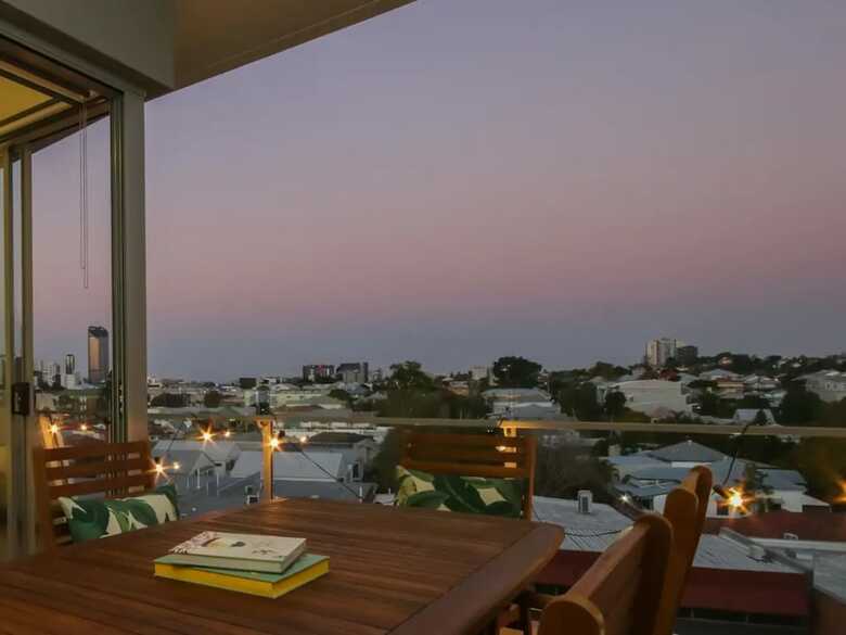 Luxury 1 Bedroom Top Floor Apartment With Balcony