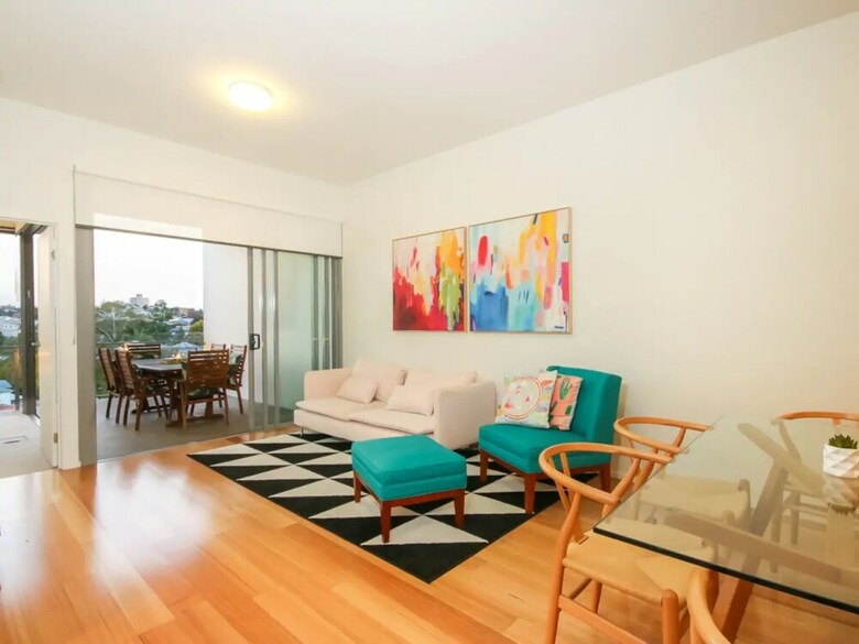 Luxury 1 Bedroom Top Floor Apartment With Balcony