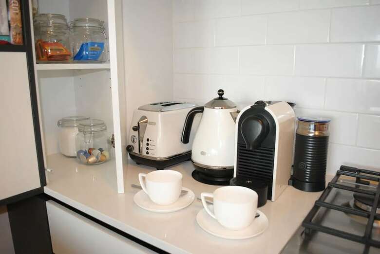 Luxury 1 Bedroom Top Floor Apartment With Balcony
