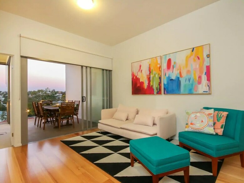 Luxury 1 Bedroom Top Floor Apartment With Balcony