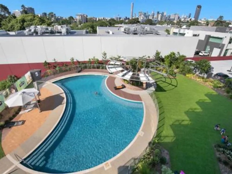 Luxury 1 Bedroom Top Floor Apartment With Balcony