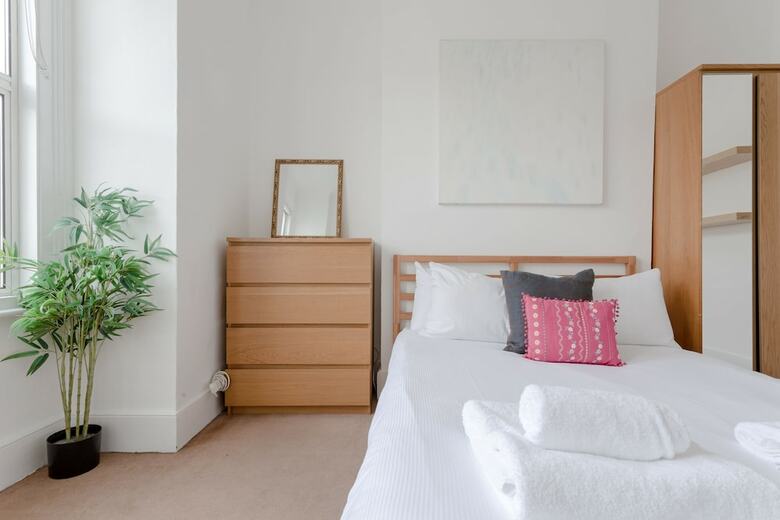 Spacious 4 Bedroom House Close To Tooting Station