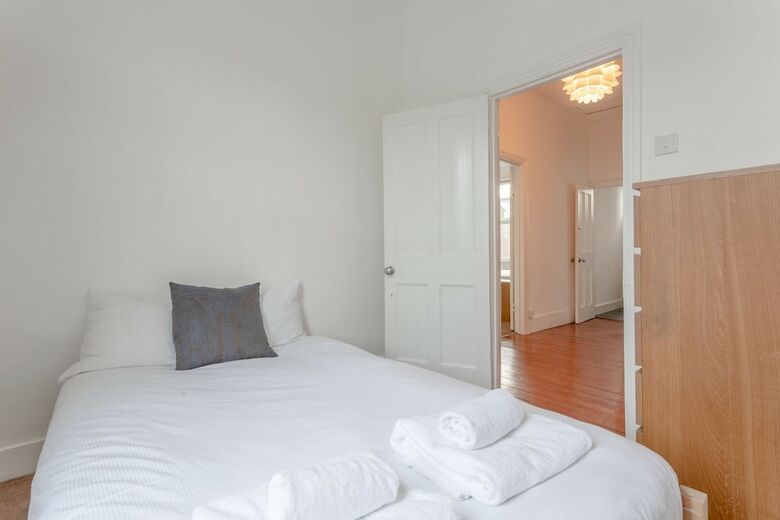 Spacious 4 Bedroom House Close To Tooting Station