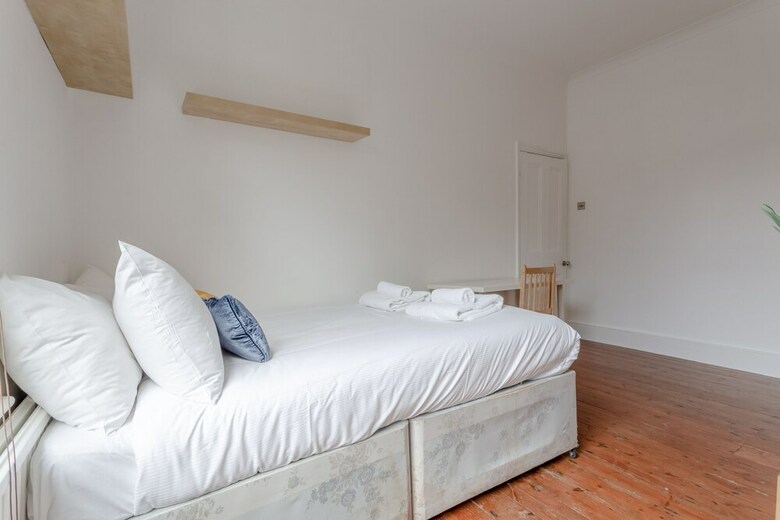 Spacious 4 Bedroom House Close To Tooting Station