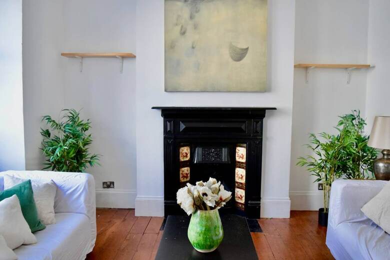 Spacious 4 Bedroom House Close To Tooting Station