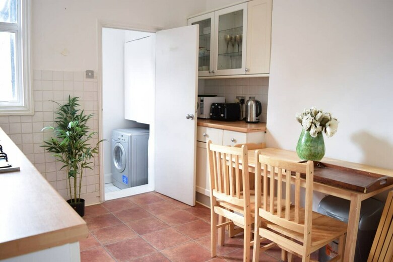 Spacious 4 Bedroom House Close To Tooting Station