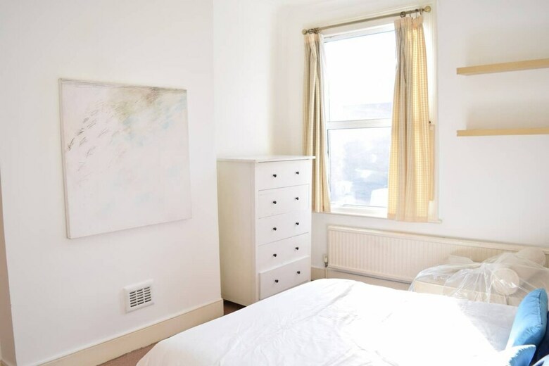 Spacious 4 Bedroom House Close To Tooting Station