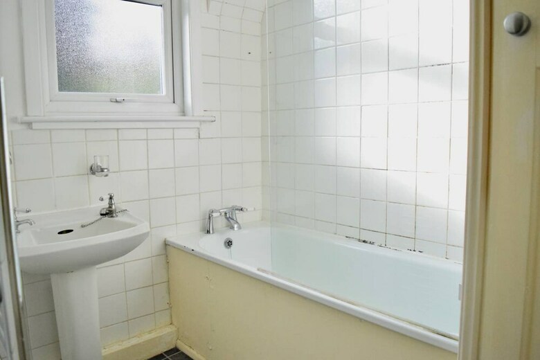 Spacious 4 Bedroom House Close To Tooting Station