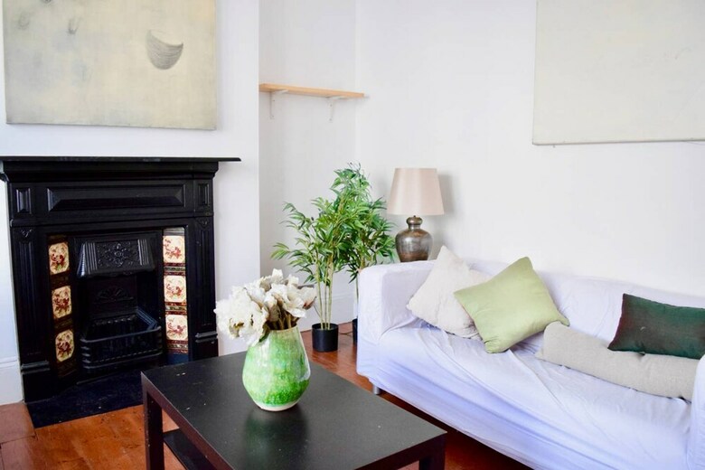 Spacious 4 Bedroom House Close To Tooting Station