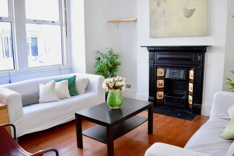 Spacious 4 Bedroom House Close To Tooting Station