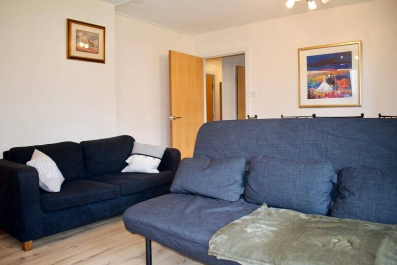 Bright And Spacious Apartment Near City Centre