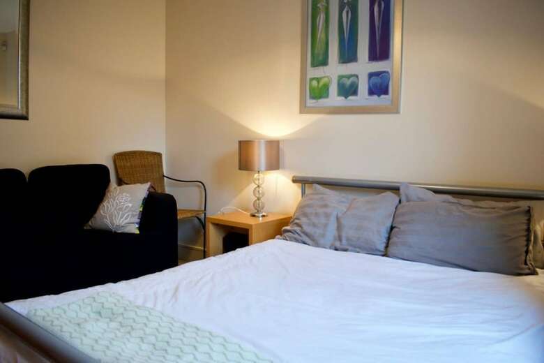 Bright And Spacious Apartment Near City Centre