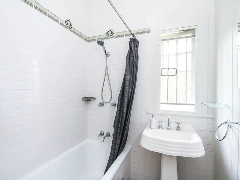 Quiet 3 Bedroom House In Albion With Parking
