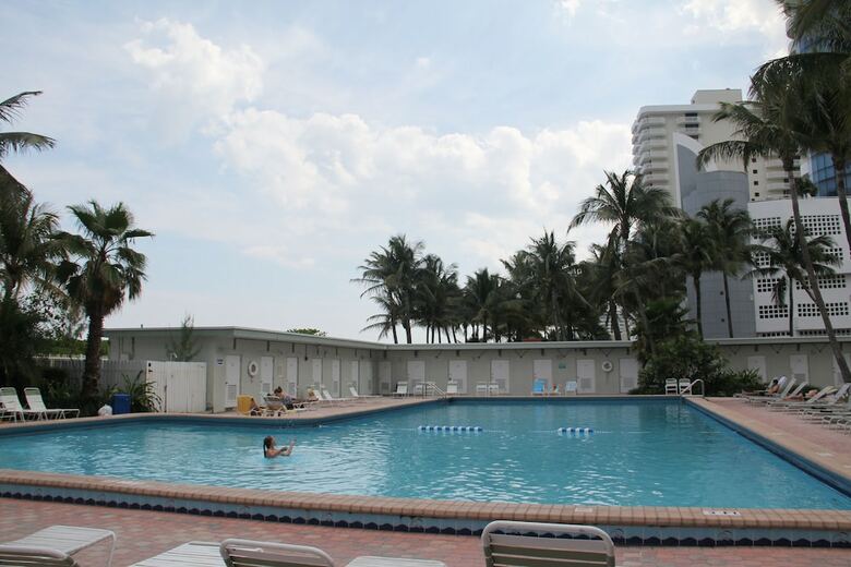 Hotel Waterfront Condo, Heated Pool, Direct Beach Access