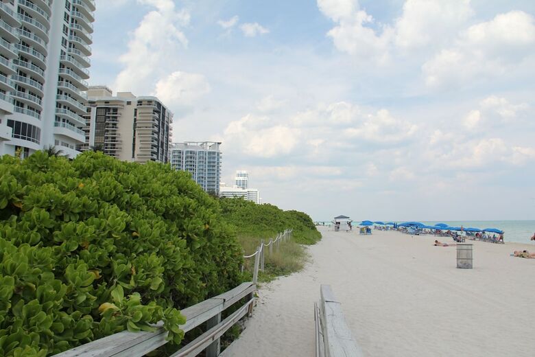 Hotel Waterfront Condo, Heated Pool, Direct Beach Access