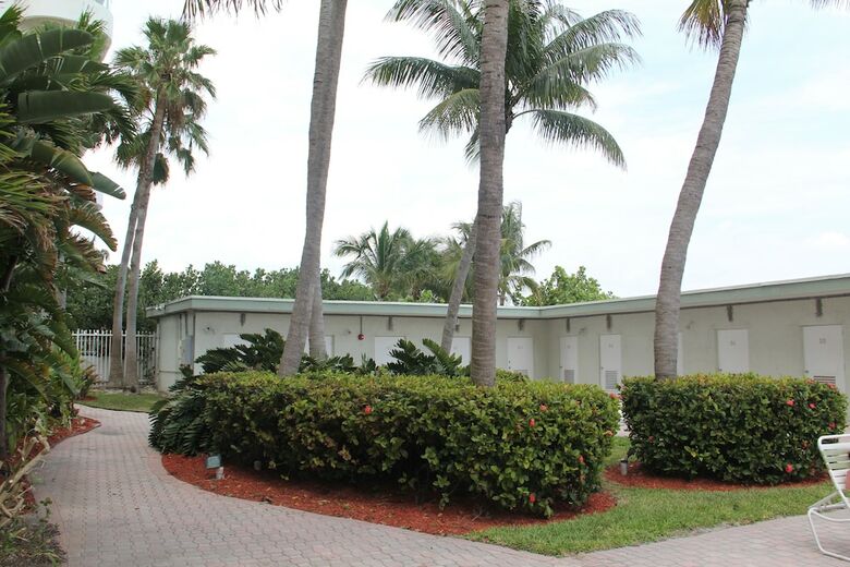 Hotel Waterfront Condo, Heated Pool, Direct Beach Access