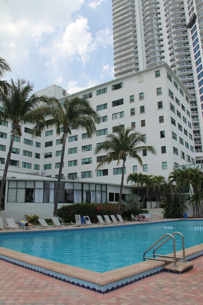Hotel Waterfront Condo, Heated Pool, Direct Beach Access