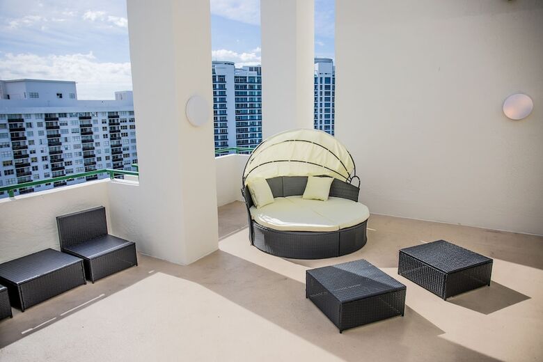 Newly Renovated Condo With Private Balcony  Ocean Views