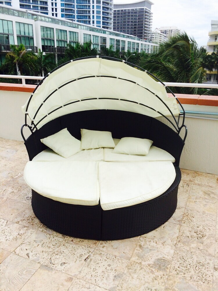 Newly Renovated Condo With Private Balcony  Ocean Views