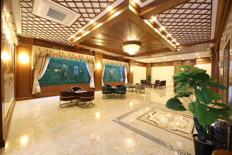 Royal Peacock Hotel