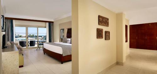 Hotel Coral Sea Holiday Village