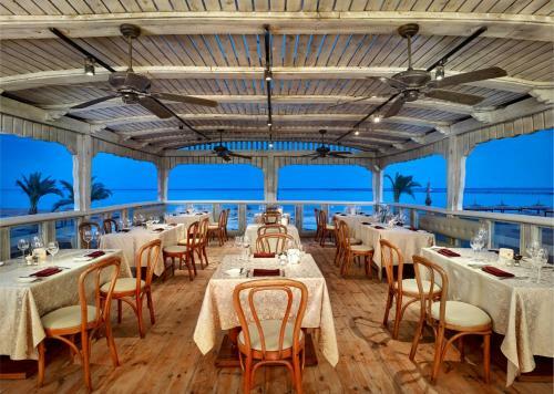 Hotel Coral Sea Holiday Village