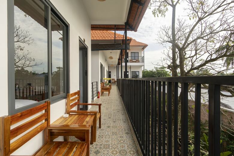 Hotel Aurora House