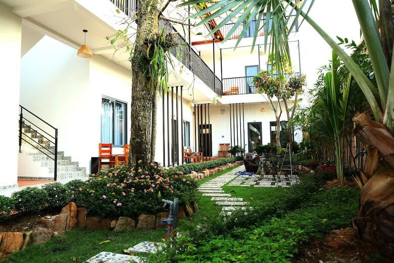 Hotel Aurora House