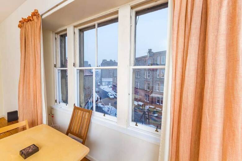 Charming And Spacious New Town Apartment