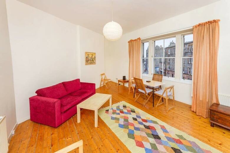 Charming And Spacious New Town Apartment