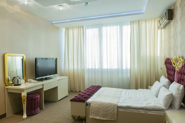 Raymond Hotel