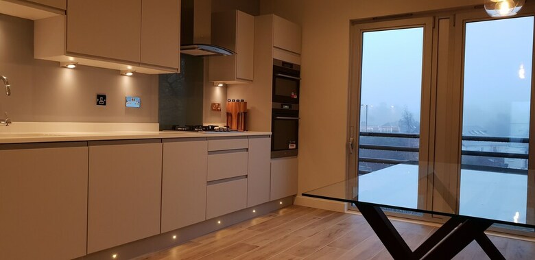 Apartamentos Stylish 3 Bed With Stunning Sea Views