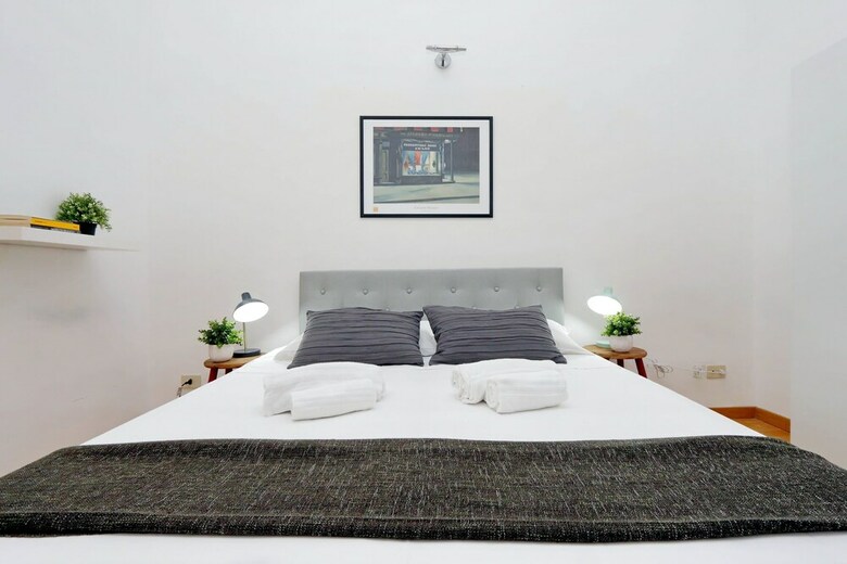 Vatican Spacious Mod� Apartment