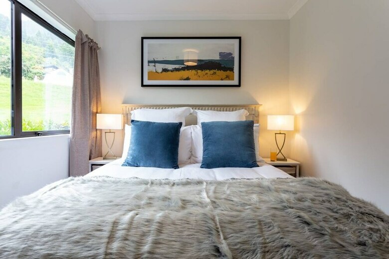 Spacious Lake View Alpine Townhouse Walk To Town