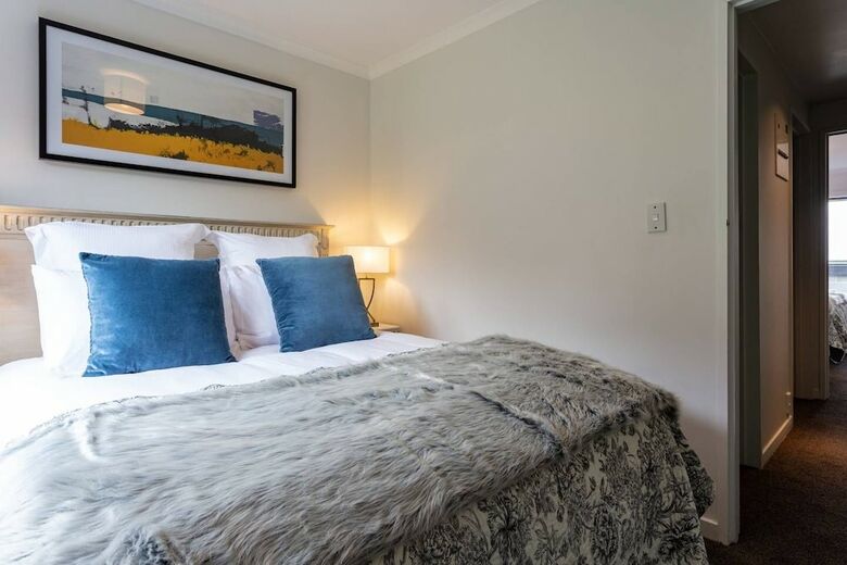 Spacious Lake View Alpine Townhouse Walk To Town