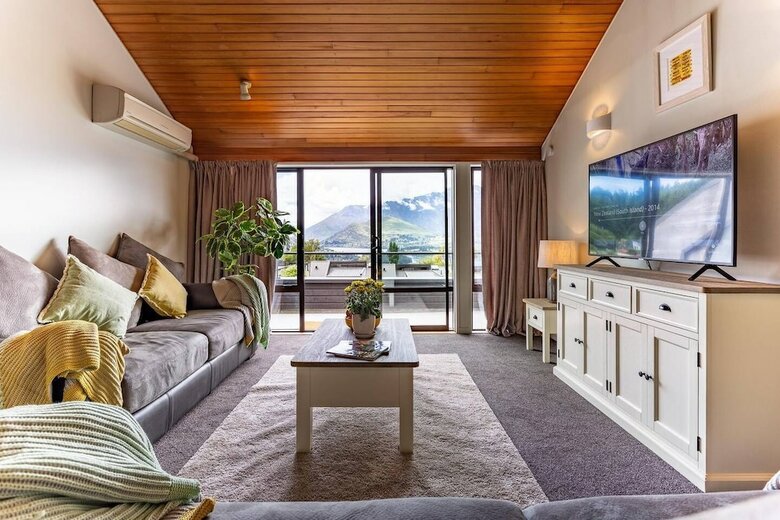 Spacious Lake View Alpine Townhouse Walk To Town
