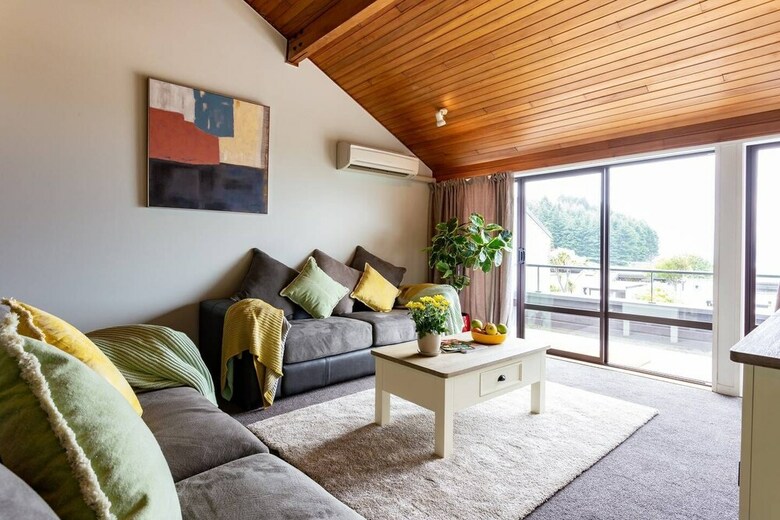 Spacious Lake View Alpine Townhouse Walk To Town