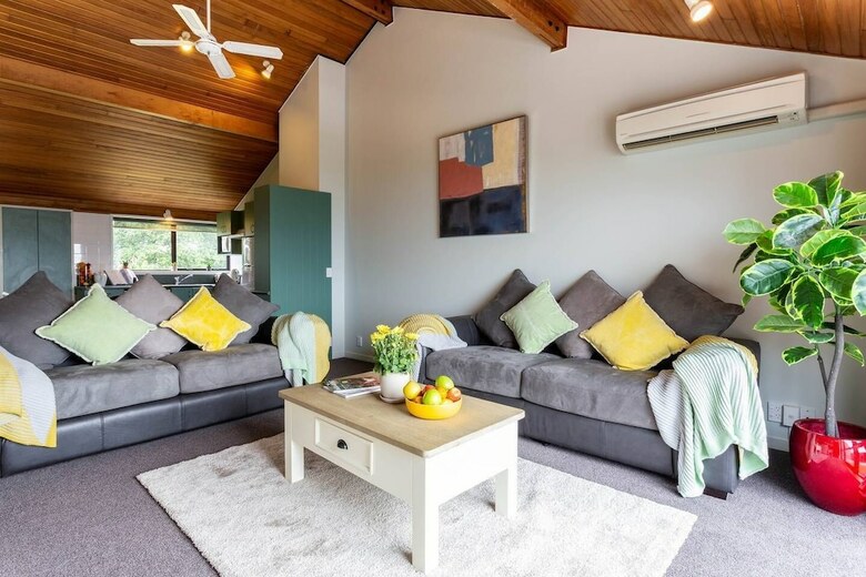 Spacious Lake View Alpine Townhouse Walk To Town