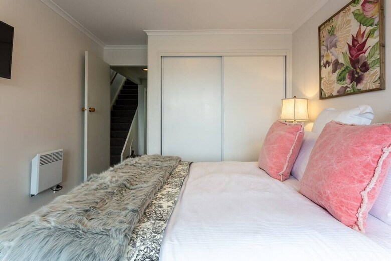 Spacious Lake View Alpine Townhouse Walk To Town