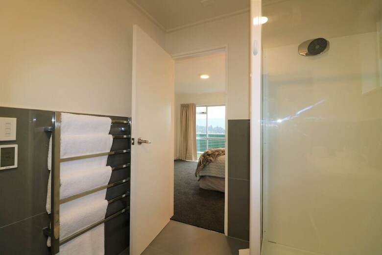 Central City Apartment, Free Parking, Bay Views