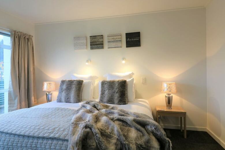 Central City Apartment, Free Parking, Bay Views