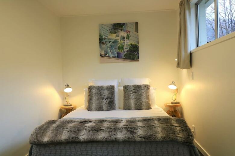 Central City Apartment, Free Parking, Bay Views