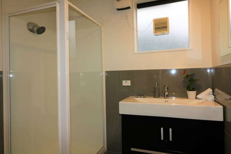 Central City Apartment, Free Parking, Bay Views