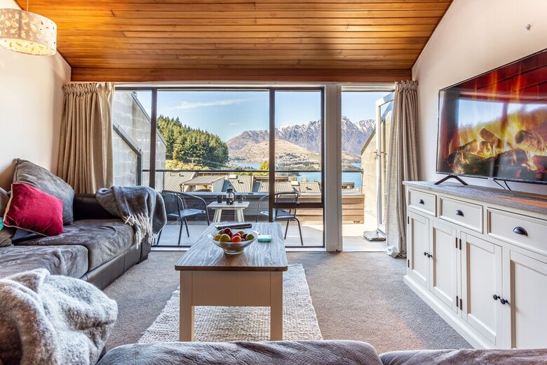 Beautiful Spacious Lake View City Townhouse