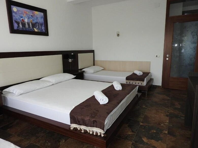 Hotel Apartments And Rooms Four Roses