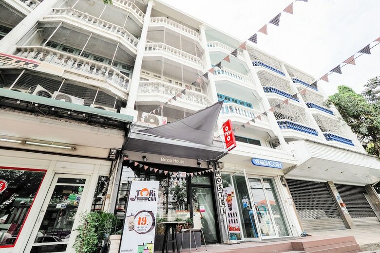 Hotel Oyo 615 Bossa House Hostel & Cafe