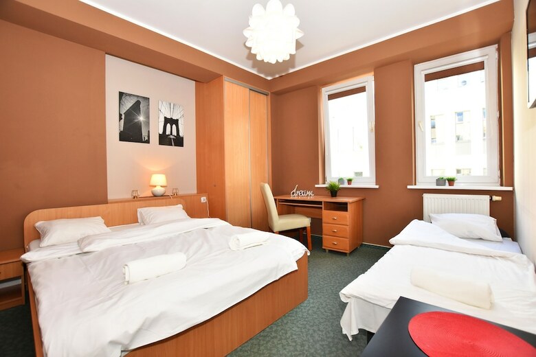 Hostal Dukes Aparthostel - Old Town